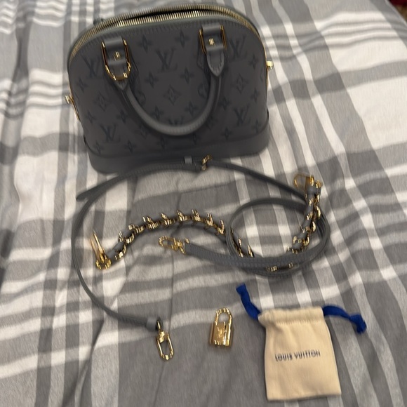 Louis Vuitton - Picture 3 of 3